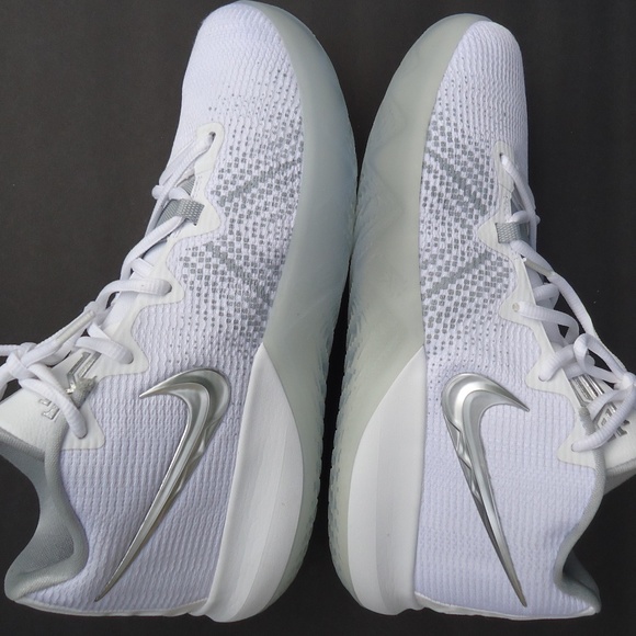 SIZE 10.5. Nike Zoom Tennis sneakers shoes. main image 6